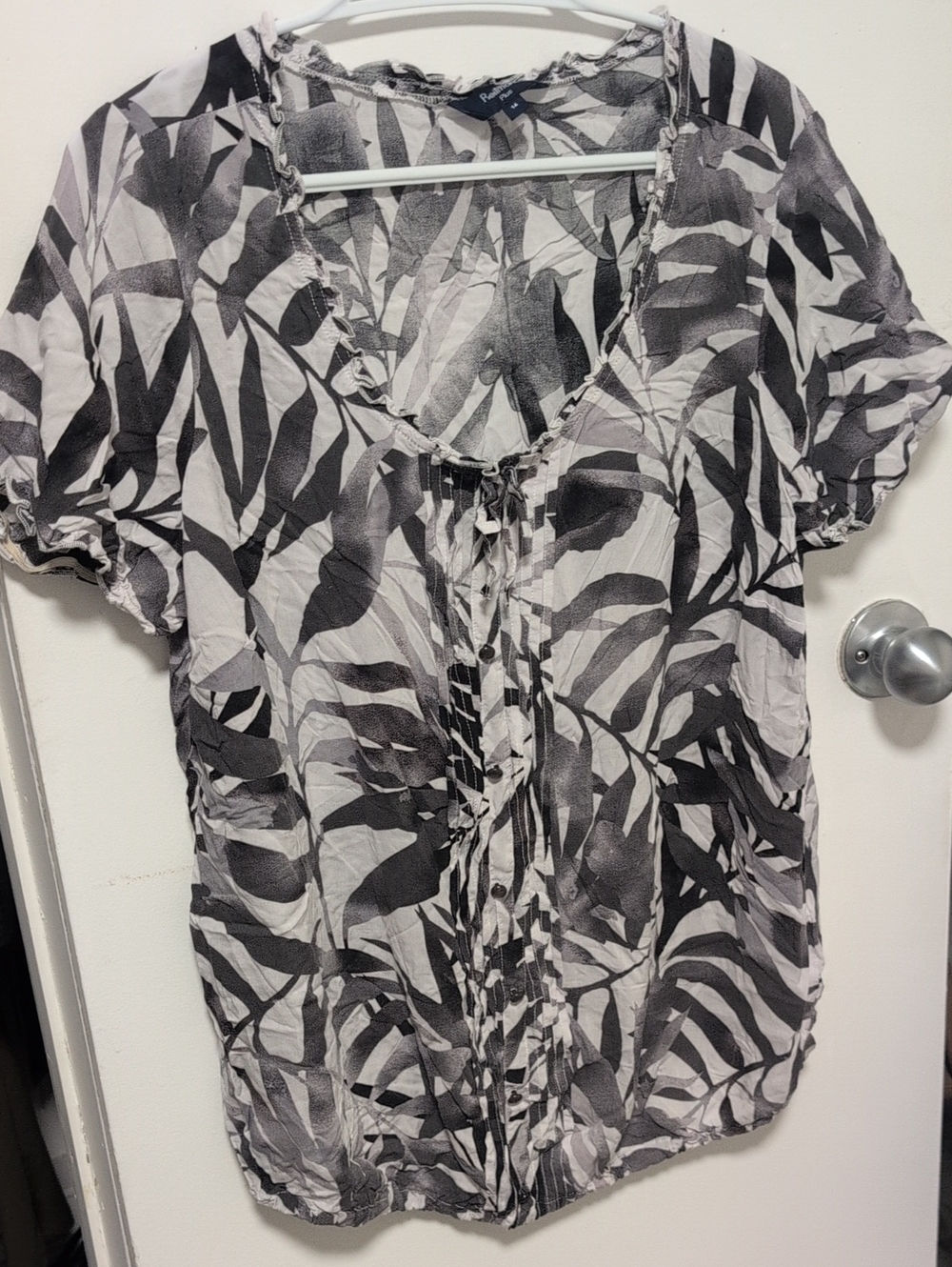Reitmans Black and White Leaf-Print Short Sleeve Blouse with Front Tie